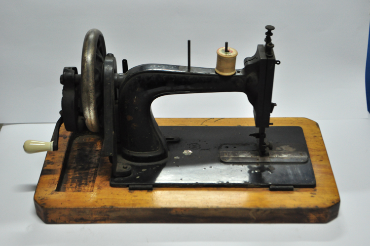 Mueble para máquina de coser- Norma Jean Roble 