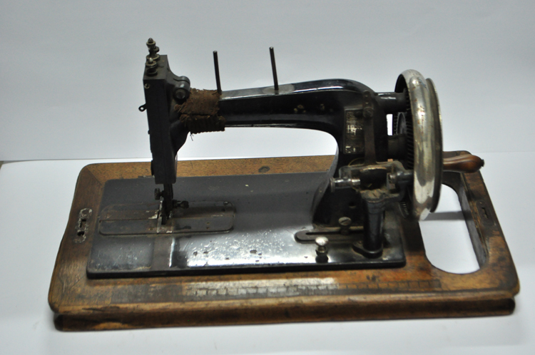 Mueble para máquina de coser- Norma Jean Roble 