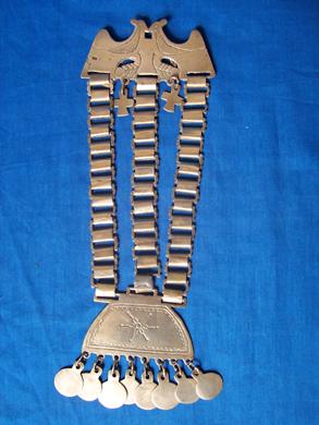 Primera imagen del registro Prendedor de tres cadenas