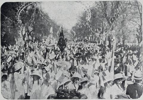 Primera imagen del registro Desfile del las escuelas públicas en la celebración del centenario