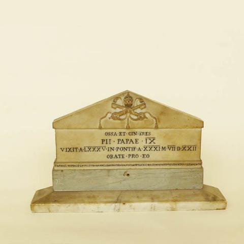 Primera imagen del registro Replica Tumba de Pío IX