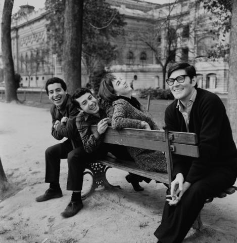Primera imagen del registro Retrato de Víctor Jara y amigos en el Parque Forestal