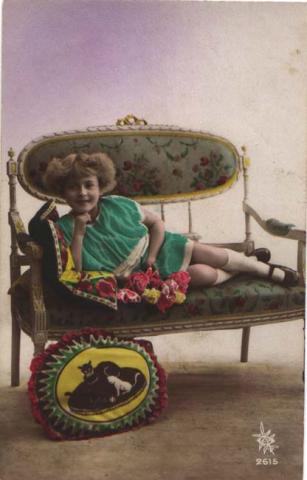 Primera imagen del registro Niña Recostada en un Sillón