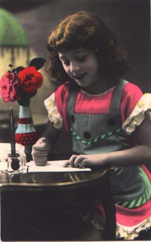 Primera imagen del registro Niña escribiendo