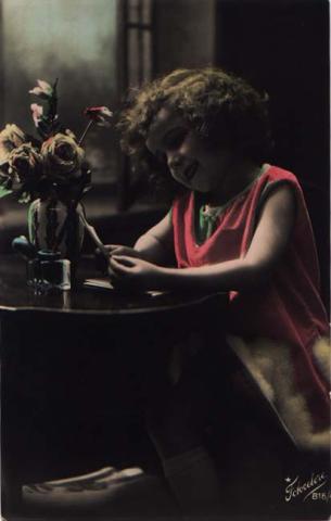 Primera imagen del registro Niña Sentada en una Mesa con Florero
