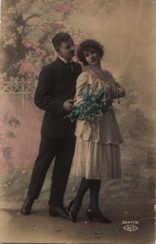 Primera imagen del registro Pareja de pie con Ramo de Flores Azul