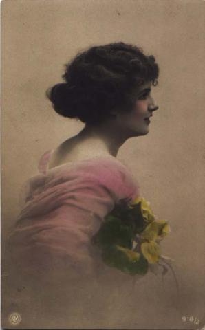 Primera imagen del registro Mujer de Perfil con Vestido Rosa