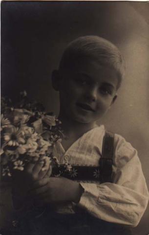 Primera imagen del registro Niño con Ramo de Flores