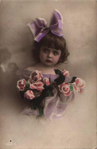 Primera imagen del registro Niña con rosas