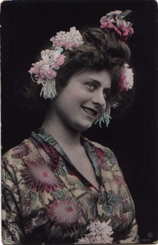 Primera imagen del registro Mujer con Flores en el Cabello