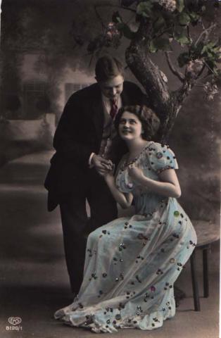 Primera imagen del registro Pareja delante de un árbol