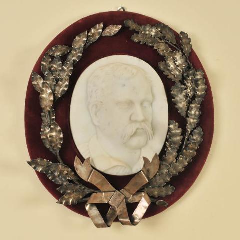 Primera imagen del registro Medallón con retrato de Benjamín Vicuña Mackenna