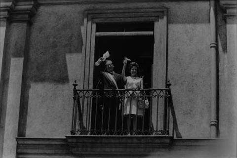 Primera imagen del registro Fotografía de primer plano balcón de la Moneda, Noviembre de 1970