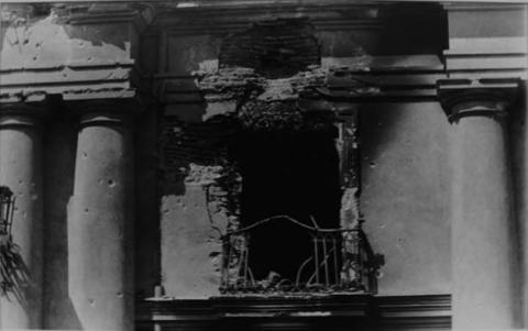 Primera imagen del registro Fotografía de primer plano balcón de la Moneda, Septiembre 1973