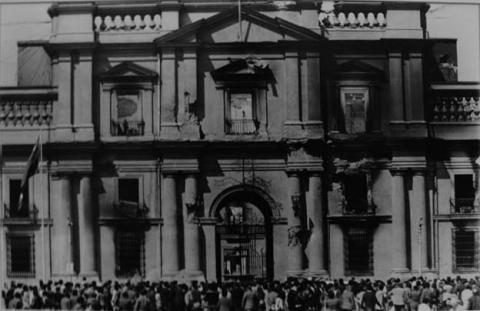 Primera imagen del registro Fotografía plano general, balcón de la Moneda, Septiembre de 1973
