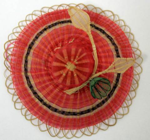 Primera imagen del registro Sombrero con tres flores