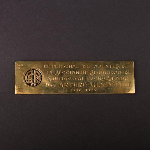Primera imagen del registro Placa Agentes de seguridad al Presidente Arturo Alessandri