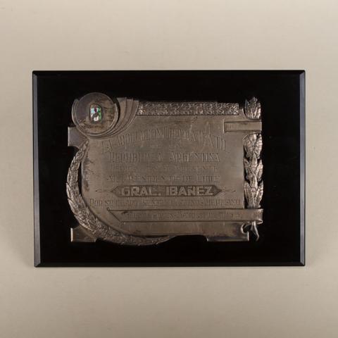 Primera imagen del registro Placa de la asociación obrera textil al presidente Carlos Ibañez del Campo