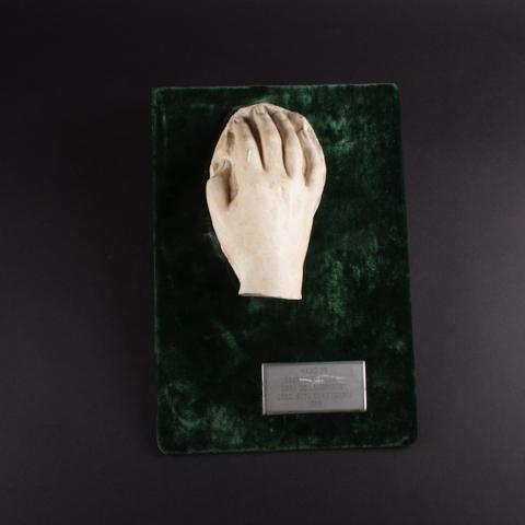 Primera imagen del registro Molde de la mano de Gabriela Mistral