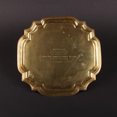 Primera imagen del registro Bandeja conmemorativa de sus ministros a Don Arturo Alessandri por sus 80 años