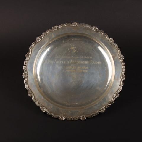 Primera imagen del registro Bandeja conmemorativa. El personal del Senado a Arturo Alessandri en sus 80 años.