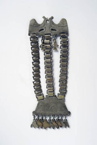 Primera imagen del registro Prendedor de tres cadenas