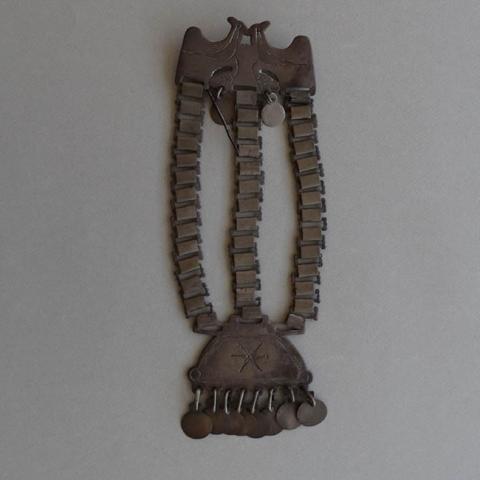 Primera imagen del registro Prendedor de tres cadenas
