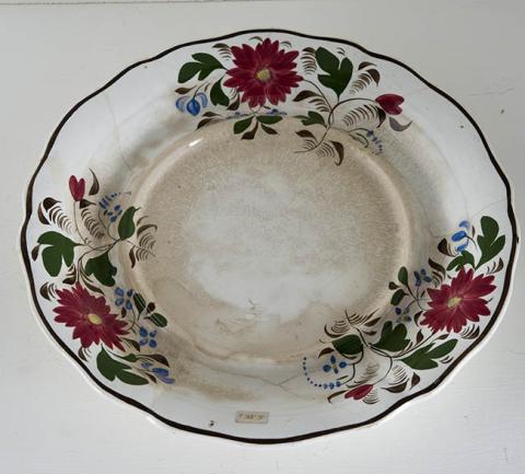 Primera imagen del registro Plato grande de loza blanca floreada
