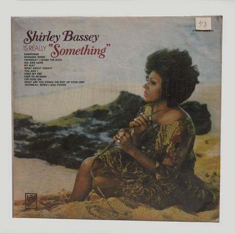 Primera imagen del registro Shirley Bassey is really "Something"