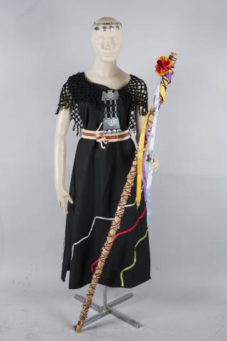 Primera imagen del registro Traje de india mapuche con manta y accesorios
