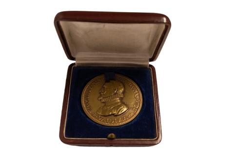 Primera imagen del registro Medalla de La Academia chilena de la Historia a Jaime Eyzaguirre