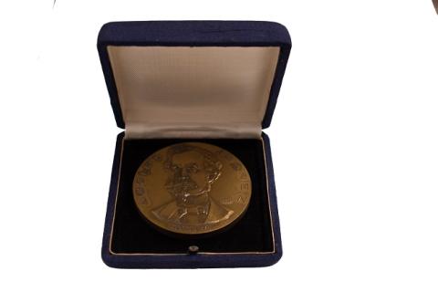 Primera imagen del registro Medalla Adolfo Ibáñez
