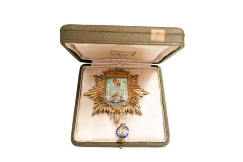 Primera imagen del registro Medalla Gran Cruz Instituto de Cultura Hispánica