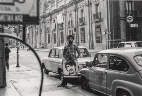 Primera imagen del registro La Moneda, (Serie intervención urbana con letrero)