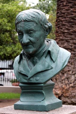 Primera imagen del registro Busto de Juan Ignacio (Abate) Molina