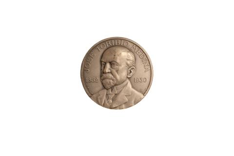 Primera imagen del registro Medalla Chile a Medina