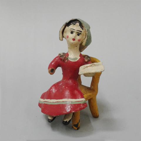 Primera imagen del registro Mujer de rojo sentada