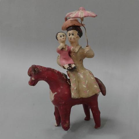 Primera imagen del registro Mujer y niña en brazos a caballo