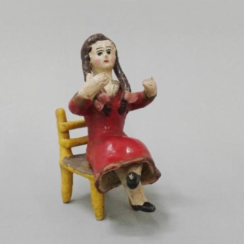 Primera imagen del registro Mujer vestida de rojo sentada