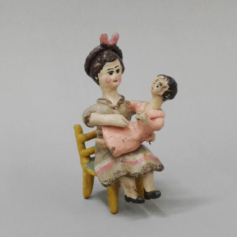 Primera imagen del registro Mujer y niña en brazos