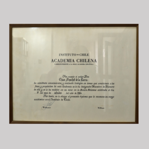 Primera imagen del registro Diploma de la Academia Chilena a Oscar Pinochet de la Barra